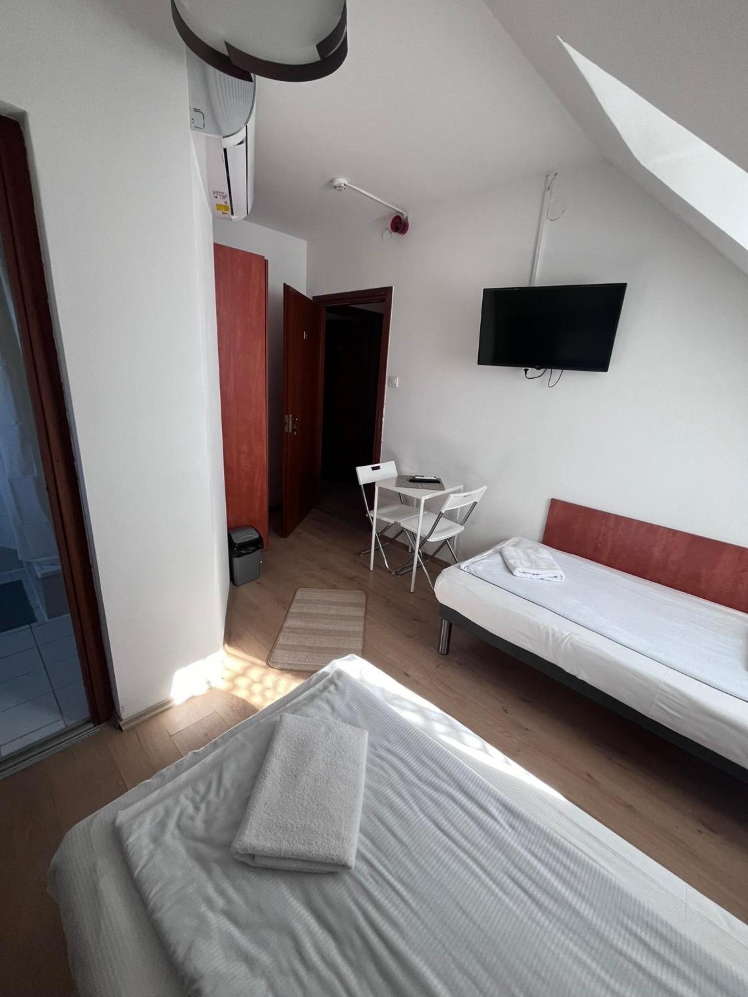 Majus 1 Vendeghaz - Torony Hotel Exterior photo