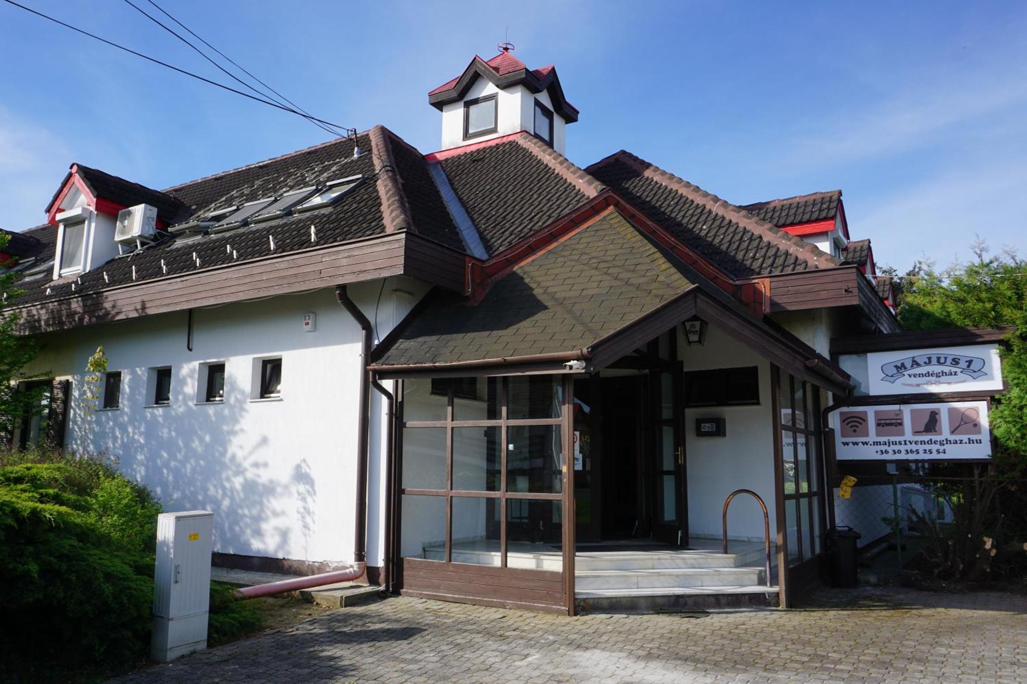 Majus 1 Vendeghaz - Torony Hotel Exterior photo