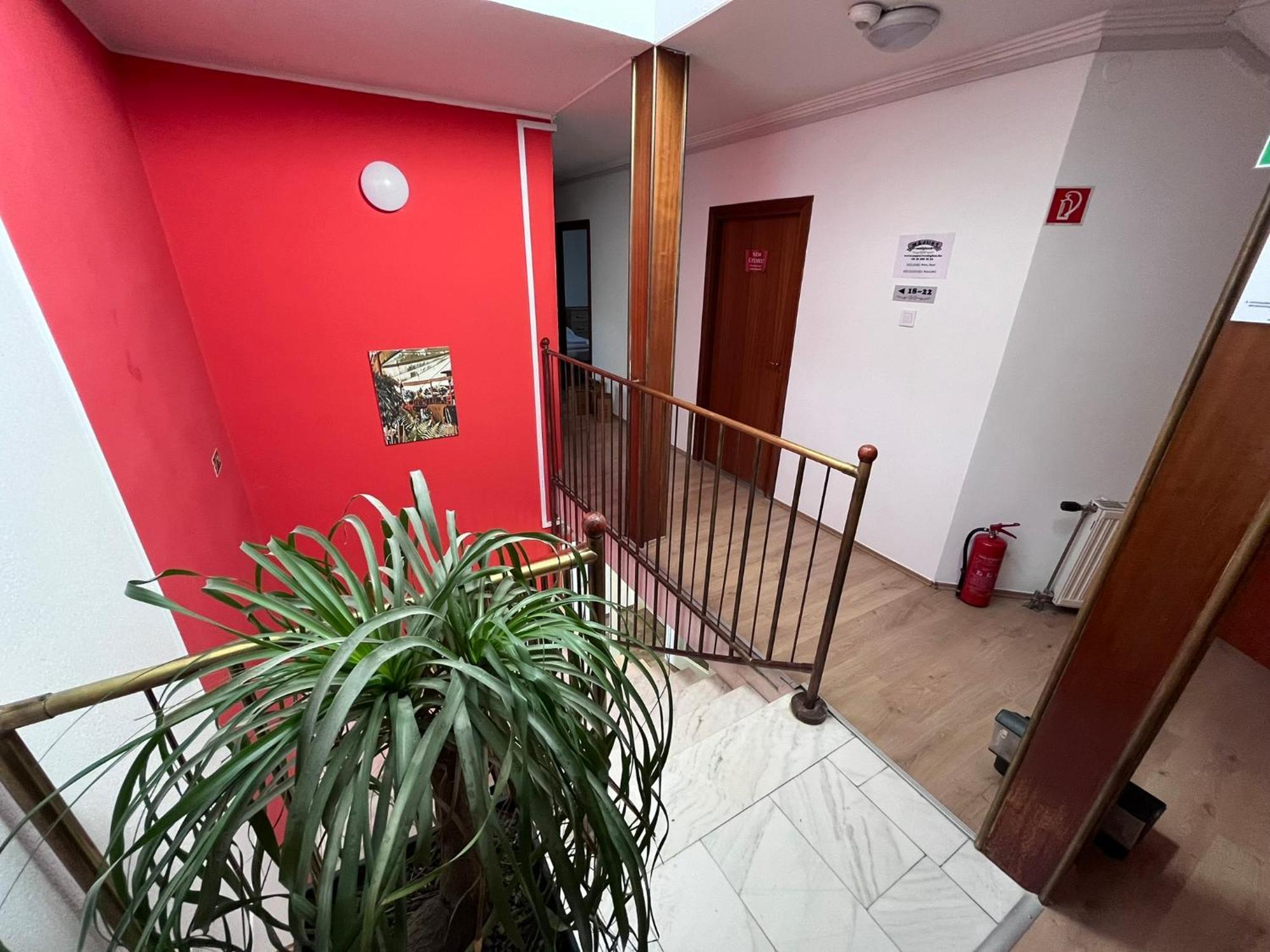 Majus 1 Vendeghaz - Torony Hotel Exterior photo